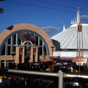 New Tomorrowland Video Arcade & Space Mountain - October 1999