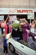 Kermit-and-Miss-Piggy-Arrive-at-Studio-January-1989